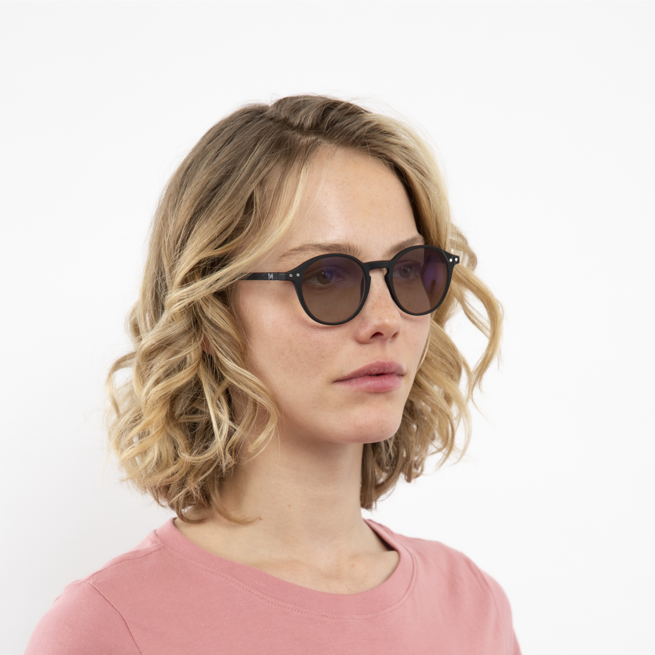 transition-photochromic-glasses-brown-lenses-women-luca-black-profile2