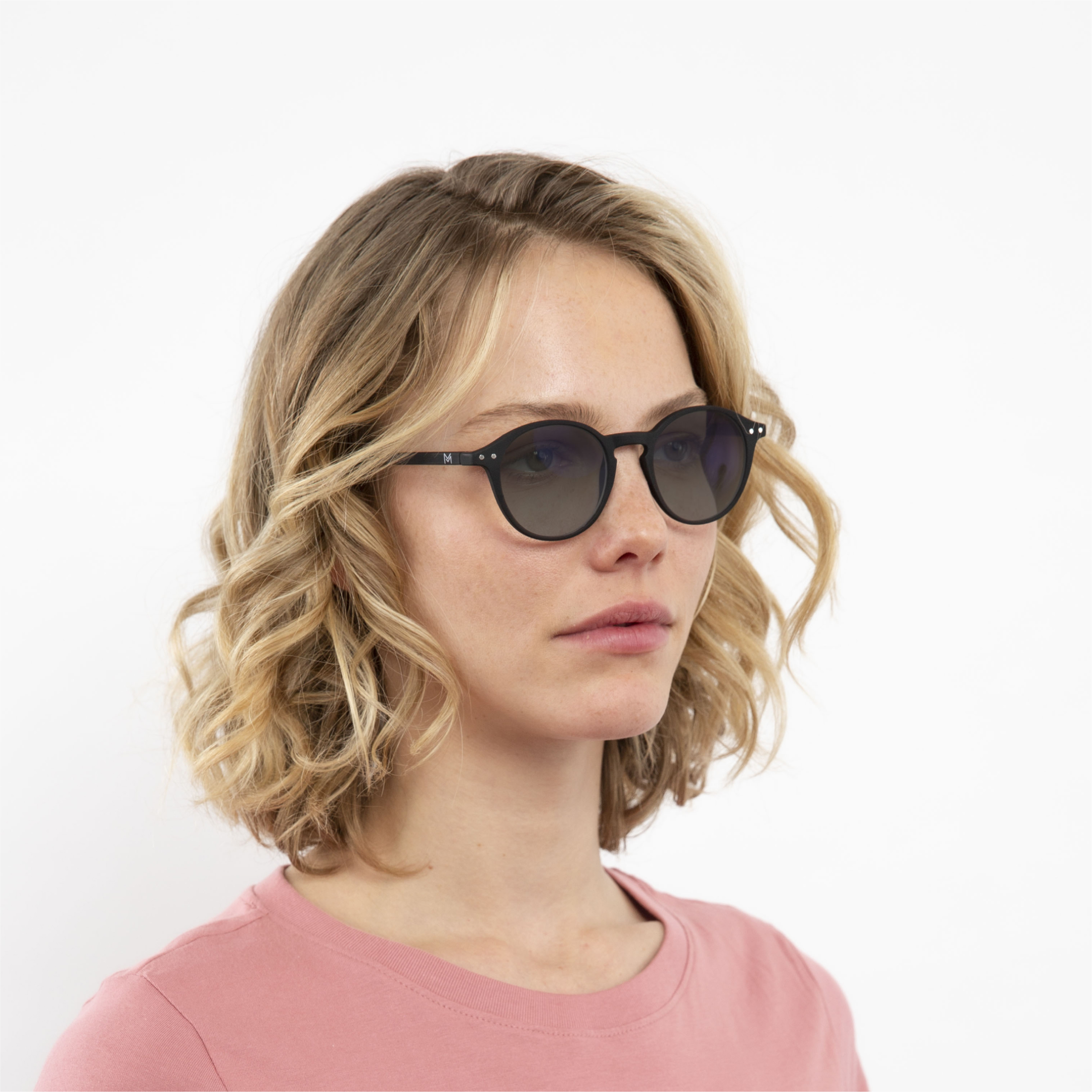 transition-photochromic-glasses-grey-lenses-women-luca-black-profile