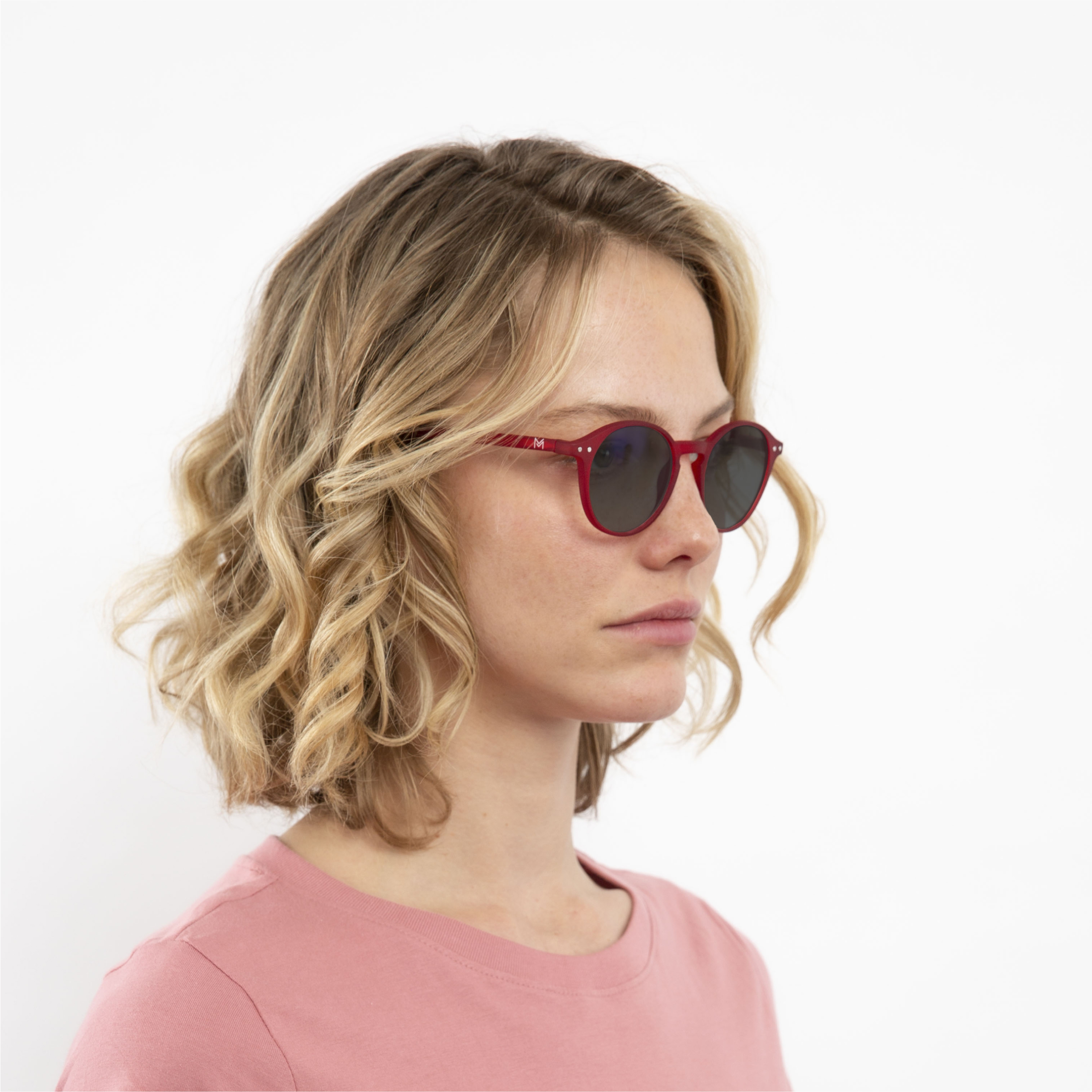 transition-photochromic-glasses-grey-lenses-women-luca-red-profile